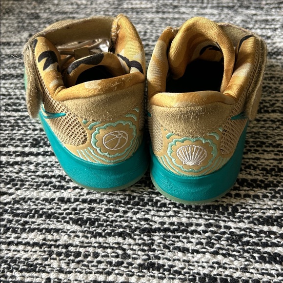 Nike Kyrie Irving tan camo/turquoise size 10C - Picture 3 of 5